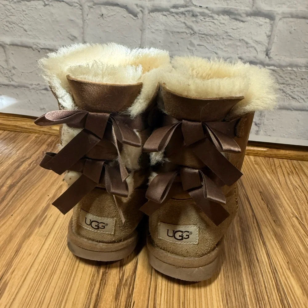 UGG Girl’s Boots with Bow, sz 4